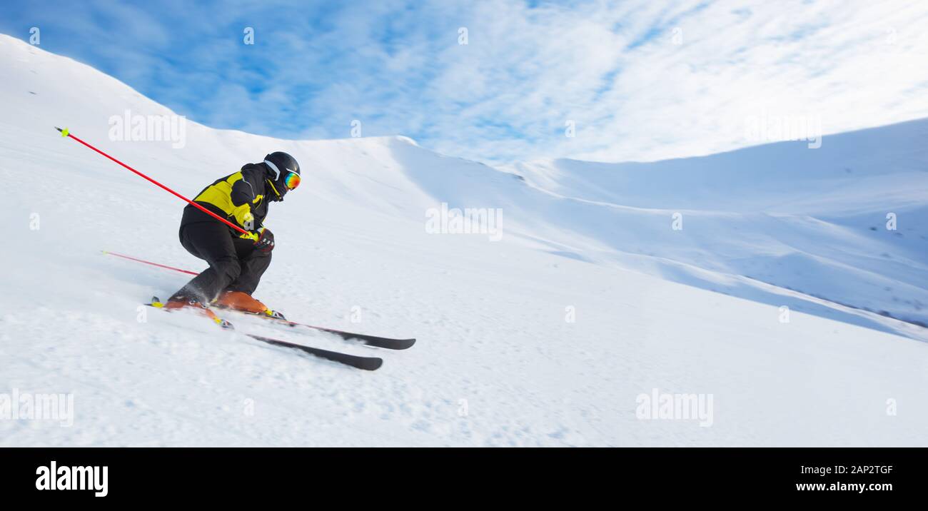 Sciatore alpino sci in discesa in alta montagna, professional gs ski, copia spazio per il testo Foto Stock