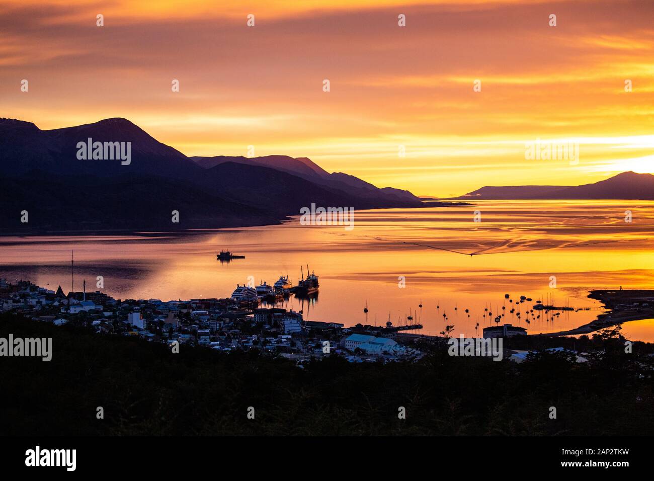 Tramonto sulla baia di Ushuaia la città più meridionale della parola e la capitale di Tierra del Fuego, Antartida e Islas del Atlantico Sur Provincia AR Foto Stock