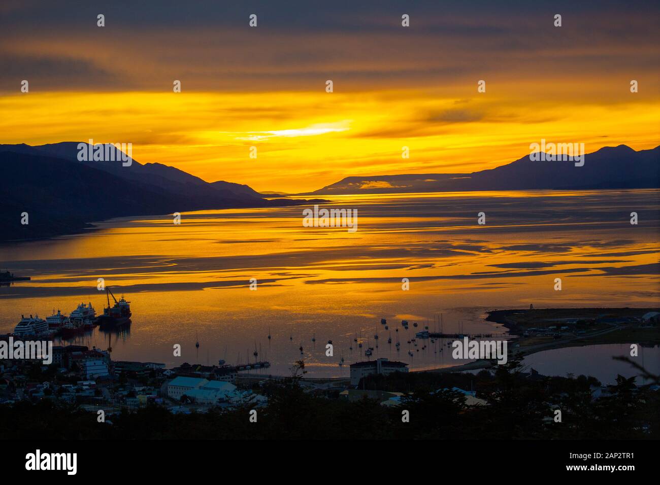 Tramonto sulla baia di Ushuaia la città più meridionale della parola e la capitale di Tierra del Fuego, Antartida e Islas del Atlantico Sur Provincia AR Foto Stock