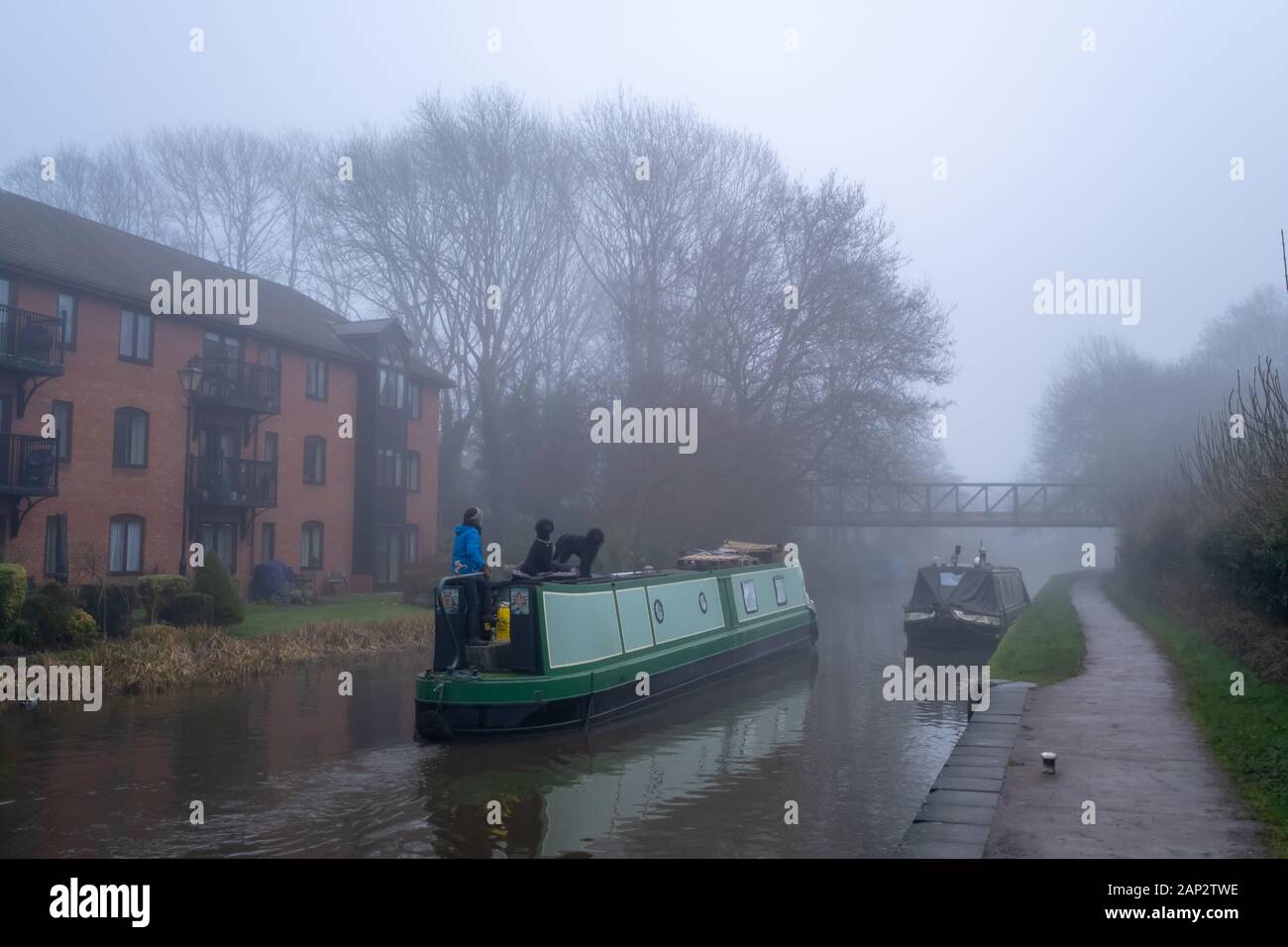 Risultati della ricerca Web risultati Trent and Mersey Canal in Stone, Stafffordshire, Inghilterra con una barca stretta o chiatta. Foto scattata durante una mattinata nebbia Foto Stock