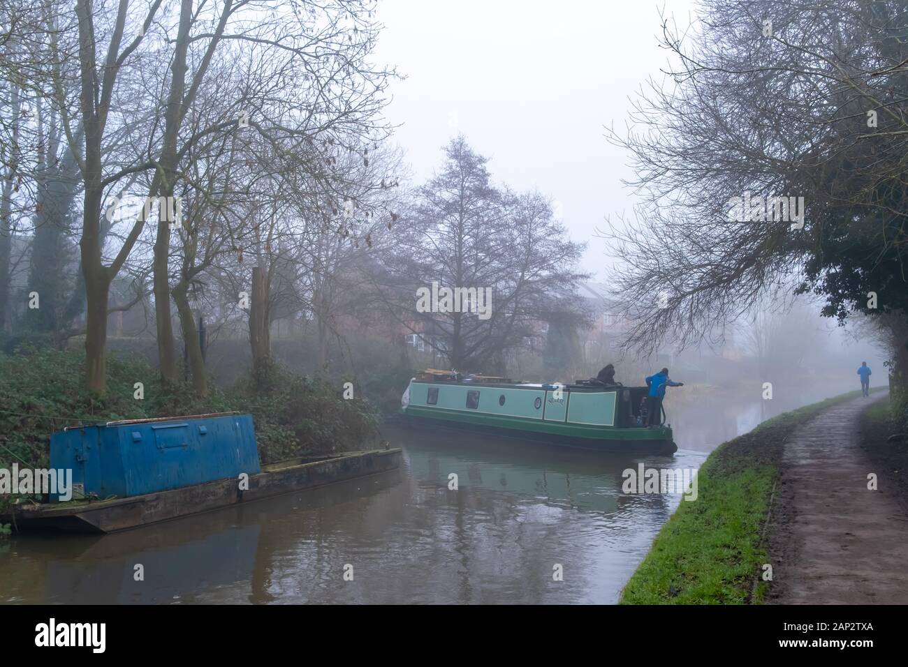 Risultati della ricerca Web risultati Trent and Mersey Canal in Stone, Stafffordshire, Inghilterra con una barca stretta o chiatta. Foto scattata durante una mattinata nebbia Foto Stock