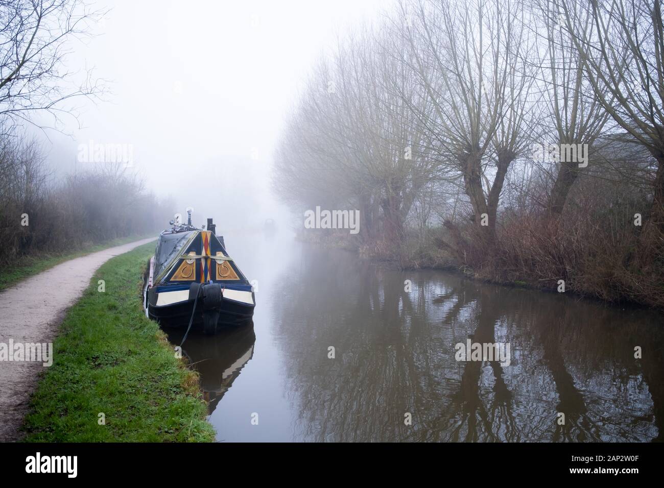 Nebbia inglese inverno mattina. Passeggiata vicino a Trent e Mersey Canal in Staffordshire, vicino alla piccola pietra della città. Foto Stock