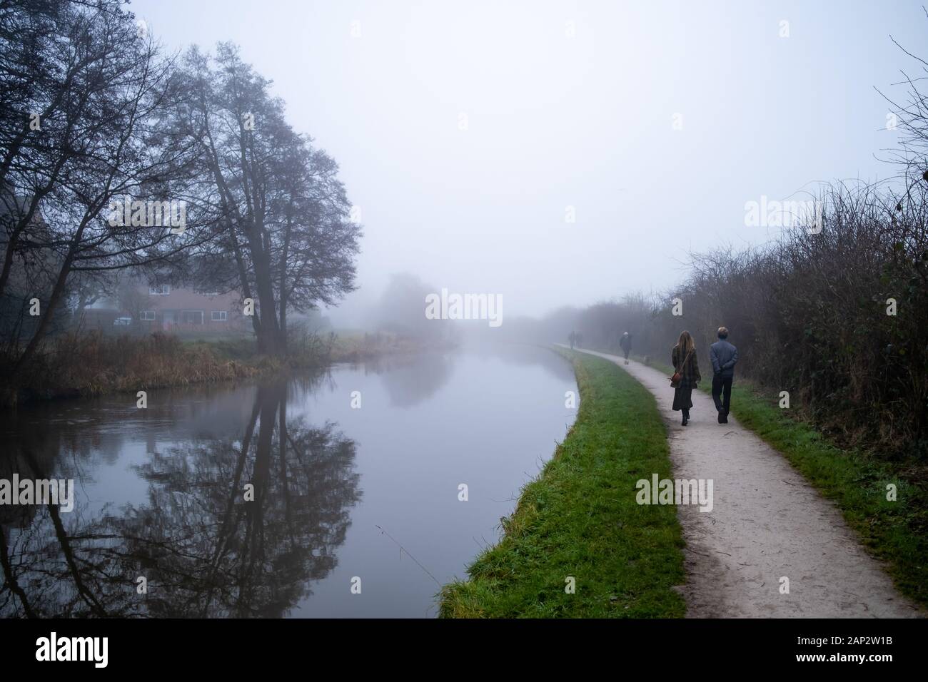 Nebbia inglese inverno mattina. Passeggiata vicino a Trent e Mersey Canal in Staffordshire, vicino alla piccola pietra della città. Foto Stock