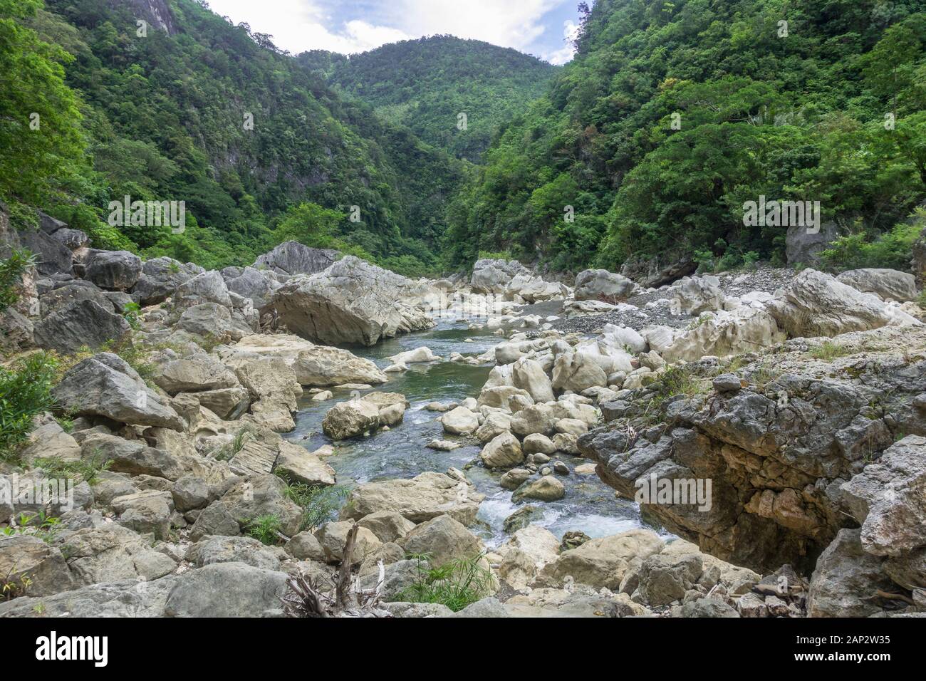 Il fiume Tinipak scorre attraverso terreni montagnosi con rapide e grotte con una piscina naturale. Foto Stock