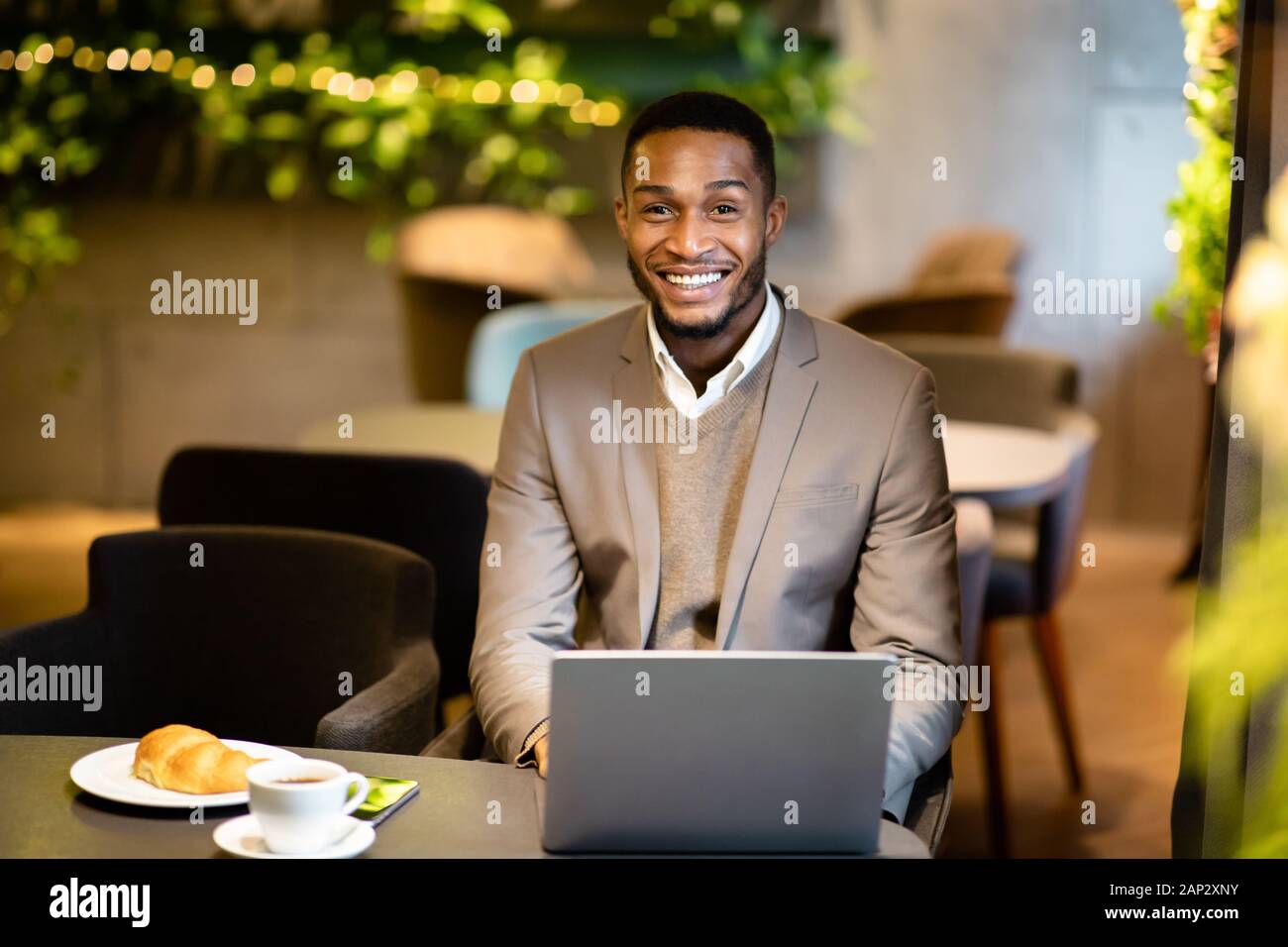 Colpo di Testa di bello afro uomo guardando la fotocamera Foto Stock