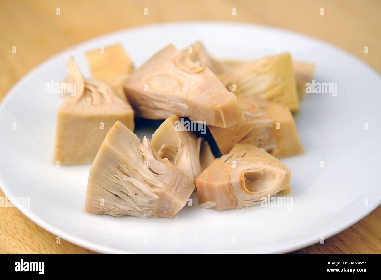 Conserve Jackfruit giovani pezzi di gara sul piatto. Una sana sostituzione di carne vegana ed è una delle tendenze alimentari a causa della sua carne come la tessitura. Foto Stock