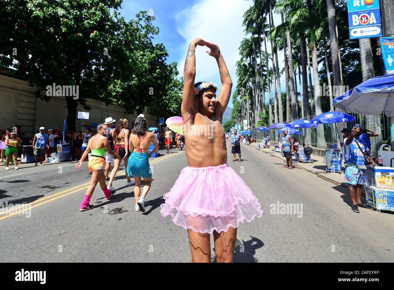 Sud America, Brasile - 5 Marzo 2019: un giovane uomo travestito da una ballerina esegue durante una strada sfilata di carnevale svoltasi a Rio de Janeiro. Foto Stock