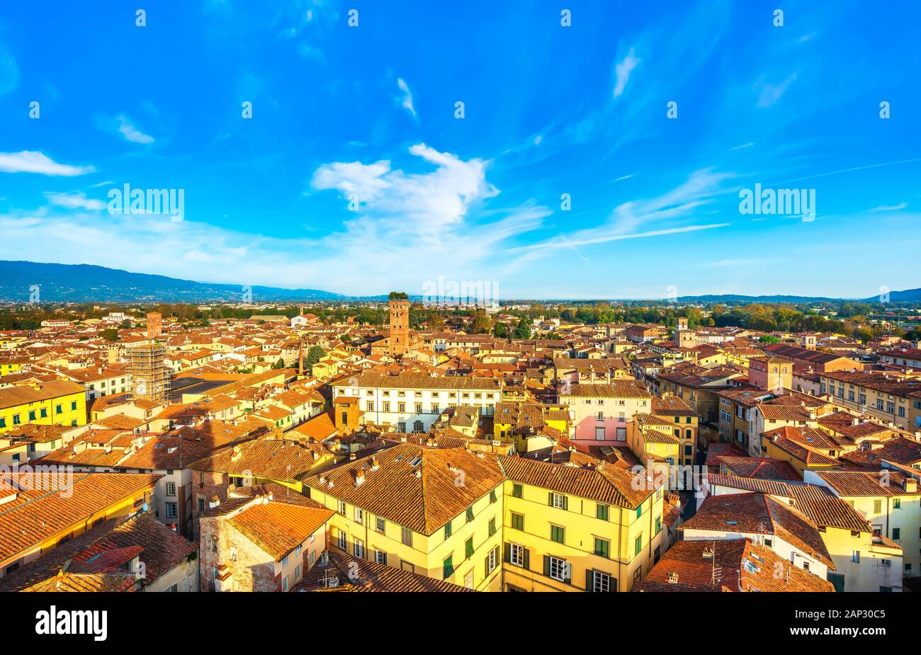 Lucca panoramica vista aerea della città e la medievale Torre Guinigi e dei suoi alberi. Toscana, Italia, Europa. Foto Stock