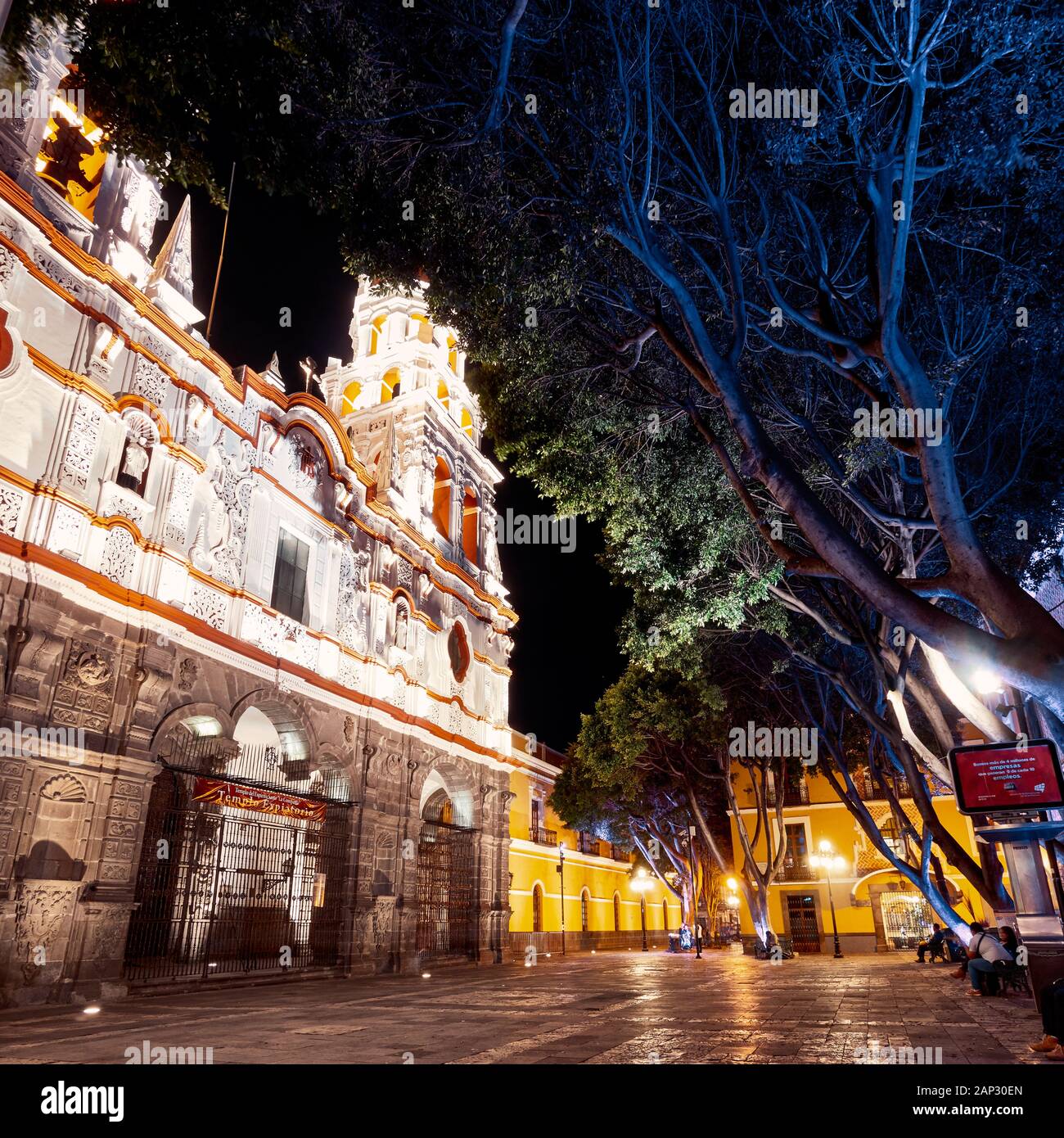Puebla de Zaragoza, Messico, 15 Ottobre 2018 - illuminato la Chiesa de La Compania de Jesus senza persone a notte Foto Stock