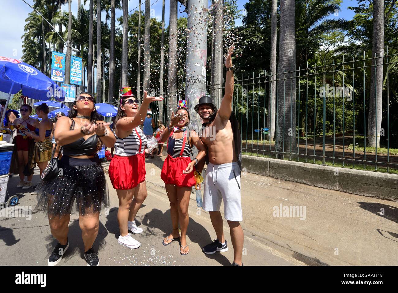 Sud America, Brasile - 5 Marzo 2019: amici godere il carnevale di strada lanciando coriandoli durante una parata tenutasi a Rio de Janeiro la zona sud. Foto Stock
