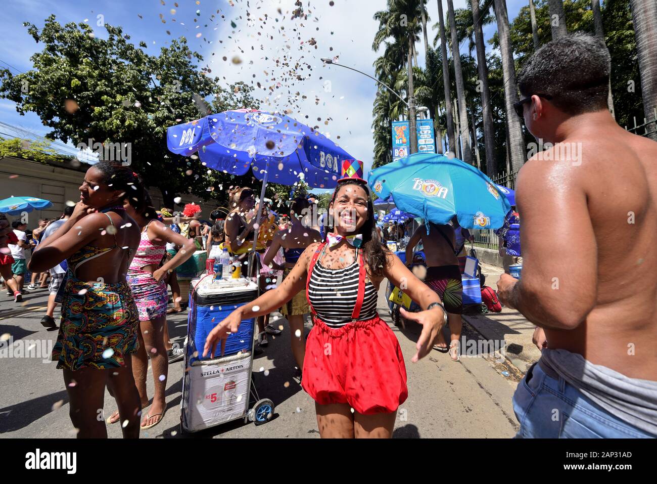 Sud America, Brasile - 5 Marzo 2019: mascherate donna godere il carnevale di strada lanciando coriandoli durante una parata tenutasi a Rio de Janeiro la zona sud. Foto Stock