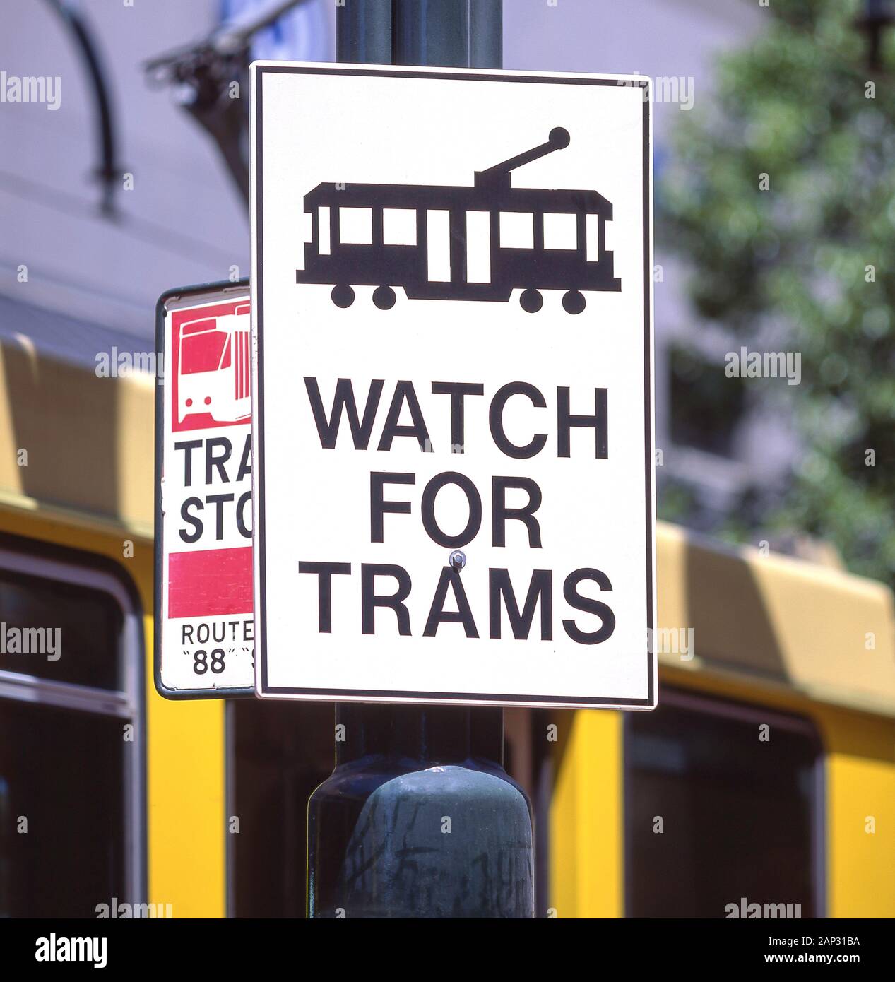 " Guarda per i tram' segno, Bourke Street, Melbourne, Victoria, Australia Foto Stock
