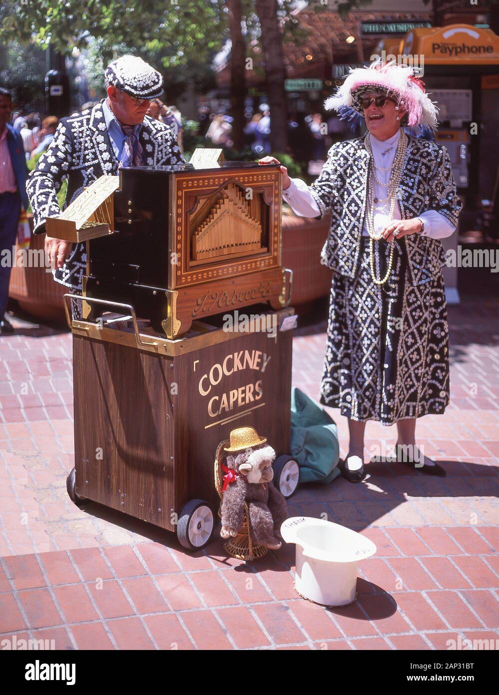 Cockney Capers perlacea re giocando Verbeeck organo in street, Collins Street, Melbourne, Victoria, Australia Foto Stock