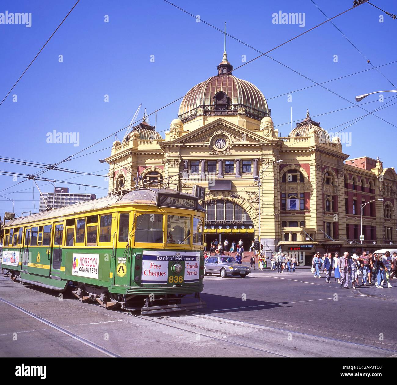 Il tram che passa dalla stazione di Flinders Street, Cnr Flinders e Swanston strade, Melbourne, Victoria, Australia Foto Stock