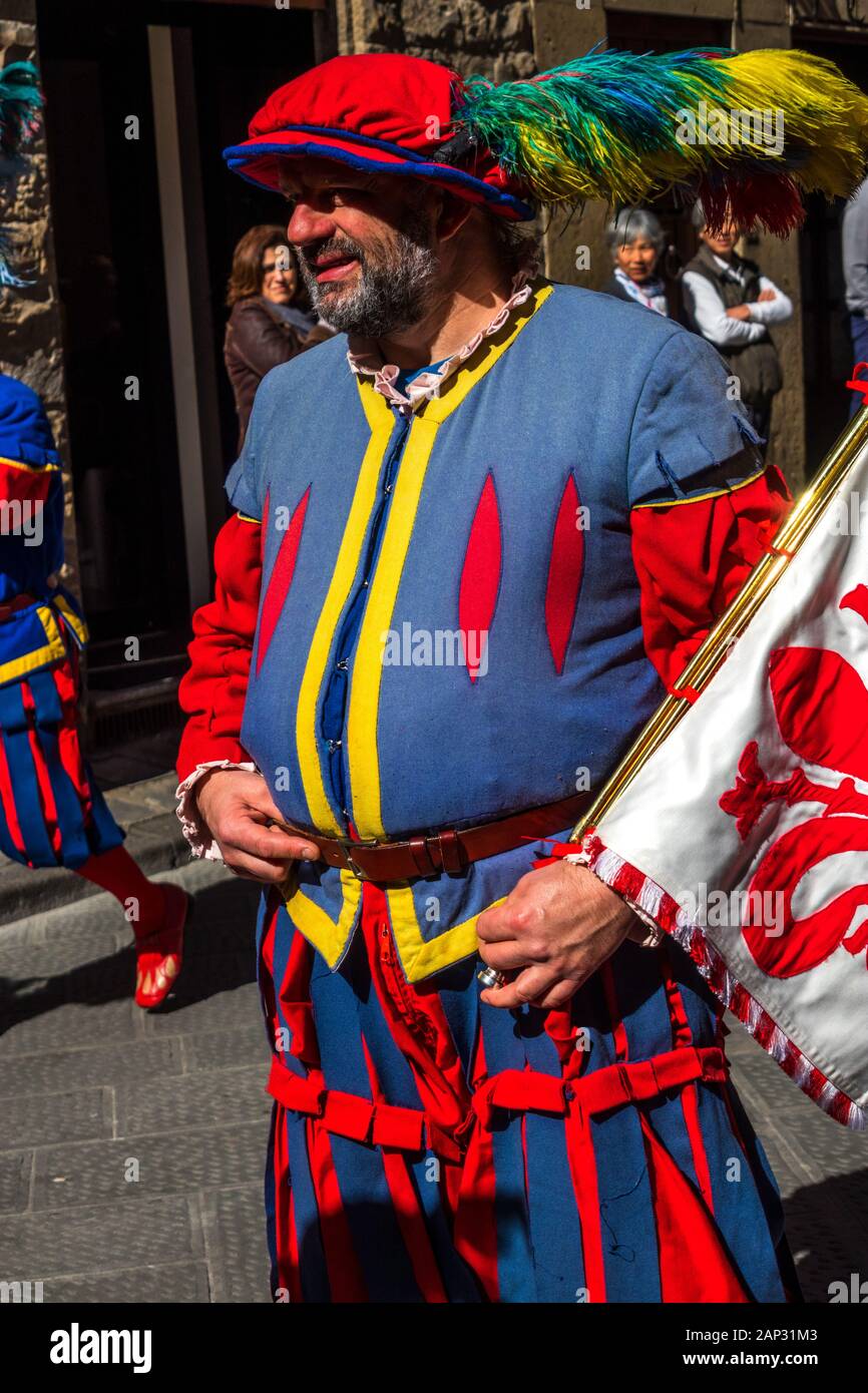 Uomo italiano a piedi in un corteo storico vestito in abiti tradizionali a Firenze, Italia Foto Stock