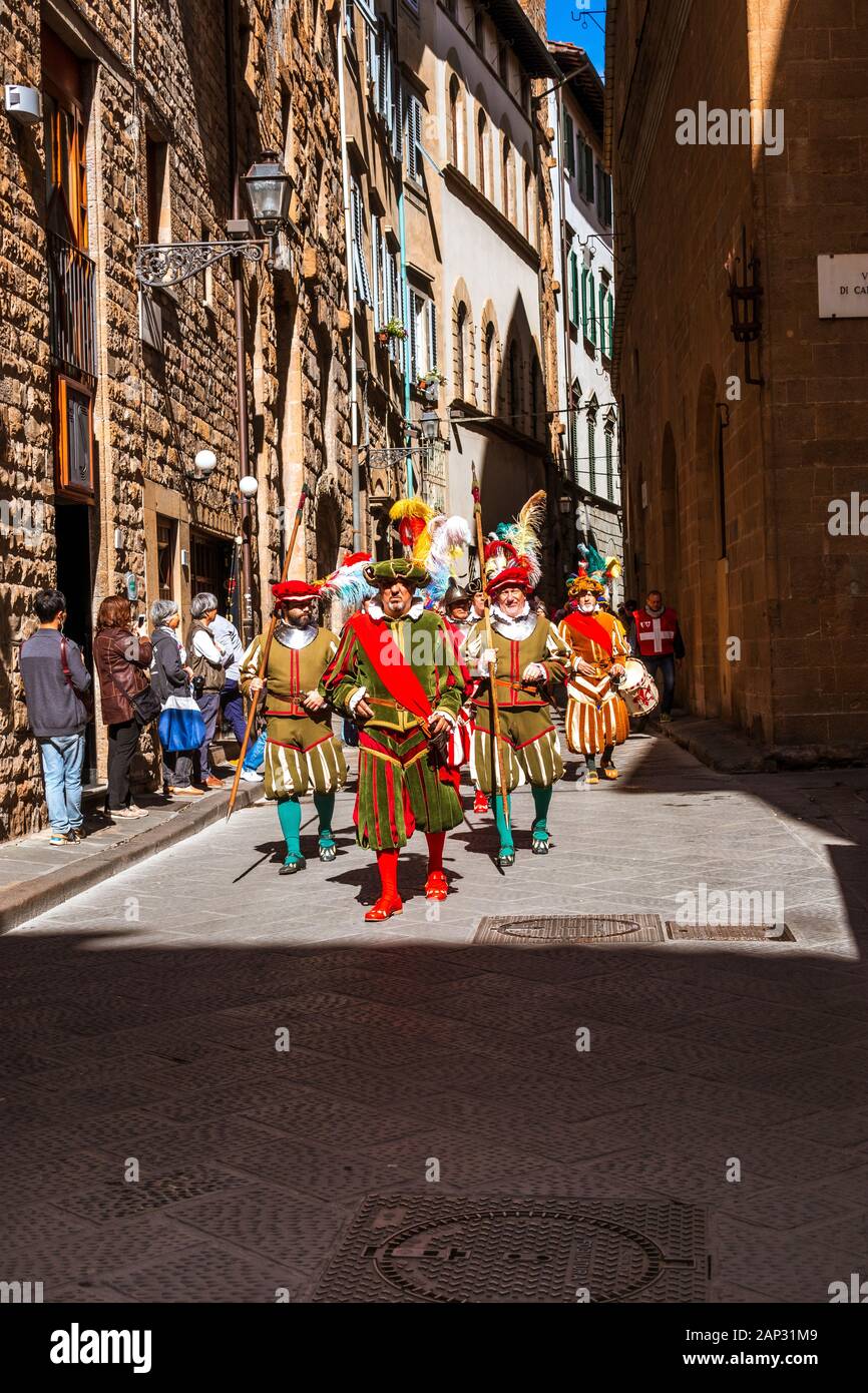 Gli uomini italiani a piedi in un corteo storico vestito in abiti tradizionali a Firenze, Italia Foto Stock