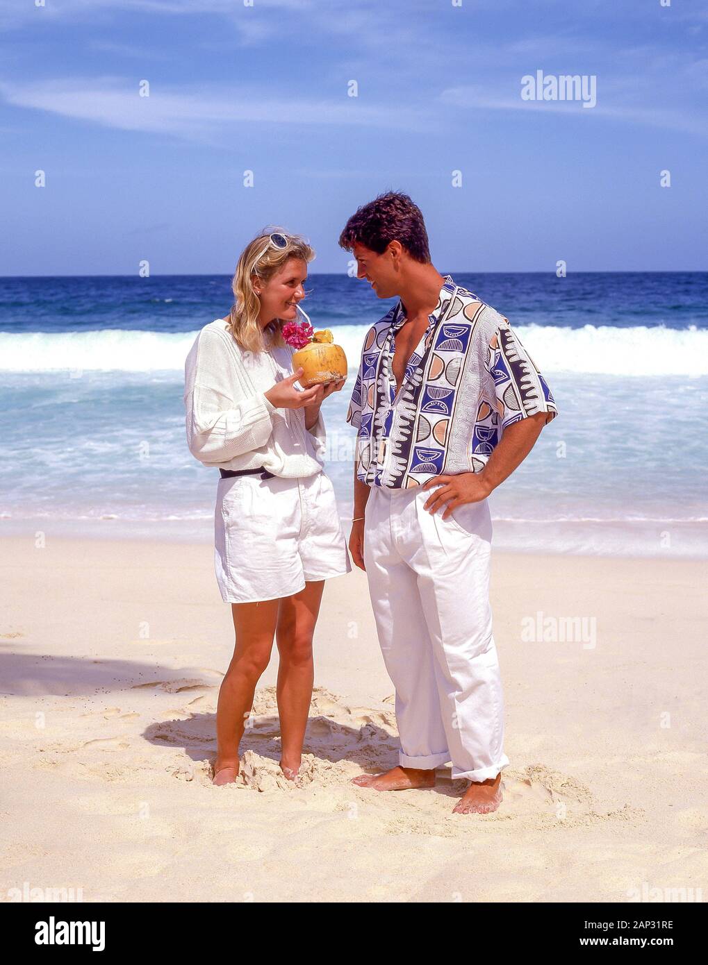 Coppia sulla spiaggia tropicale, Grand Anse Beach, La Digue Island, Repubblica di Seychelles Foto Stock