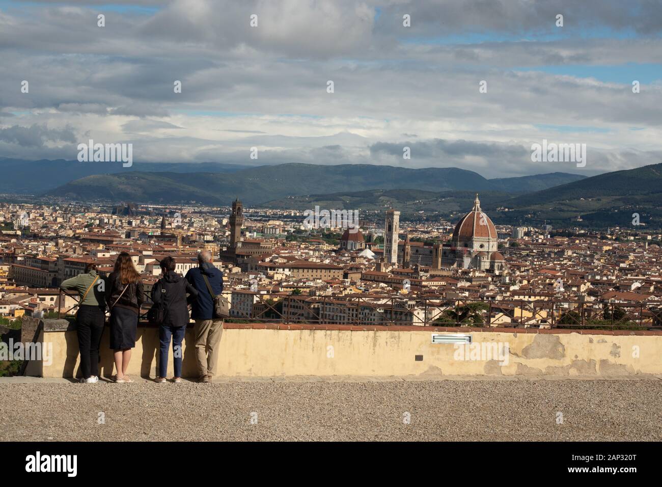 Vista di Firenze dalla Abbazia di San Miniato al Monte.La Basilica sorge sulla cima di uno dei punti più alti di Firenze Foto Stock