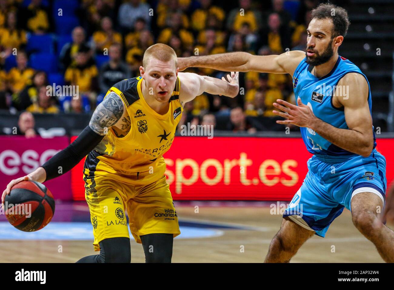 Aaron bianco (iberostar tenerife) marcato da Phil scrubb (movistar estudiantes) durante la Liga ACB Endesa - Iberostar Tenerife vs Movistar Estudiantes, Foto Stock