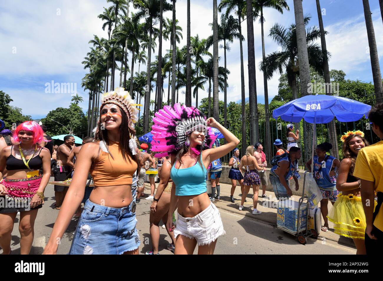 Street Carnival, America, Brasile - 5 marzo 2019: Giovani donne vestite di garb indigeno godono le feste di strada del Carnevale a Rio de Janeiro. Foto Stock