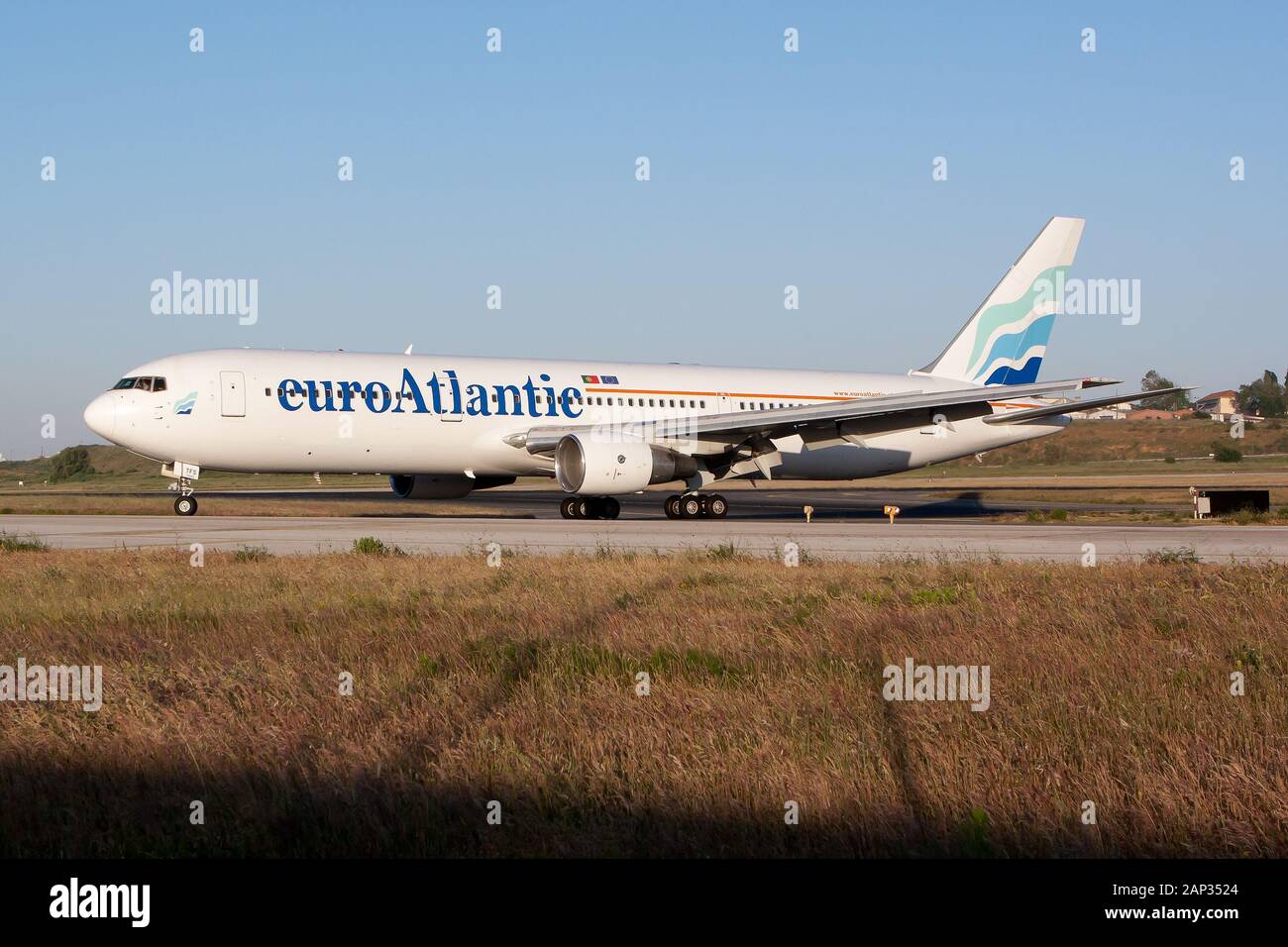 Lisbona, Portogallo. Il 12 maggio 2013. La EuroAtlantic Airways Boeing 767-300 appena sbarcato a Lisbona Portela airport. Credito: Fabrizio Gandolfo SOPA/images/ZUMA filo/Alamy Live News Foto Stock