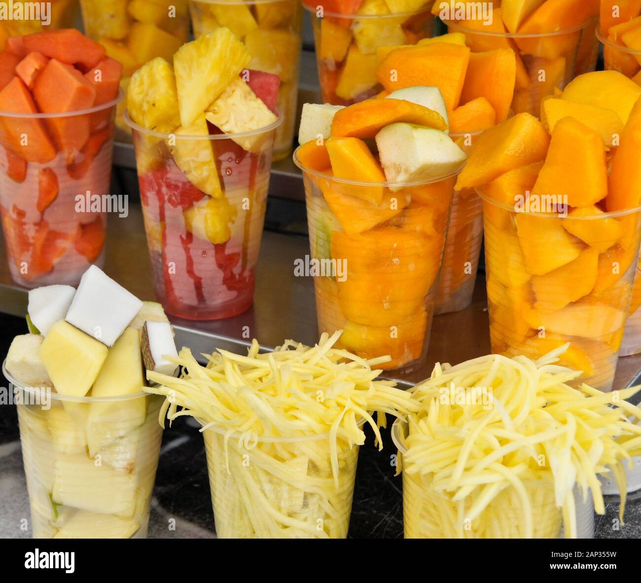 I bicchieri di plastica di frutta fresca tropicale in vendita da venditore ambulante nel Salento, Quindio, Colombia Foto Stock