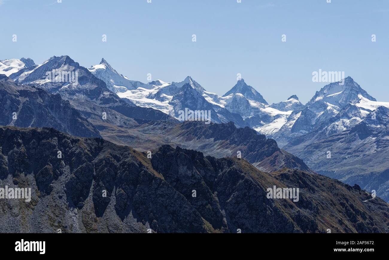 Veduta autunnale dal Illhorn al Zinalrothorn, Obergabelhorn, Besso, Matterhorn und Dent Blanche. Chandolin, Vallese, Svizzera Foto Stock