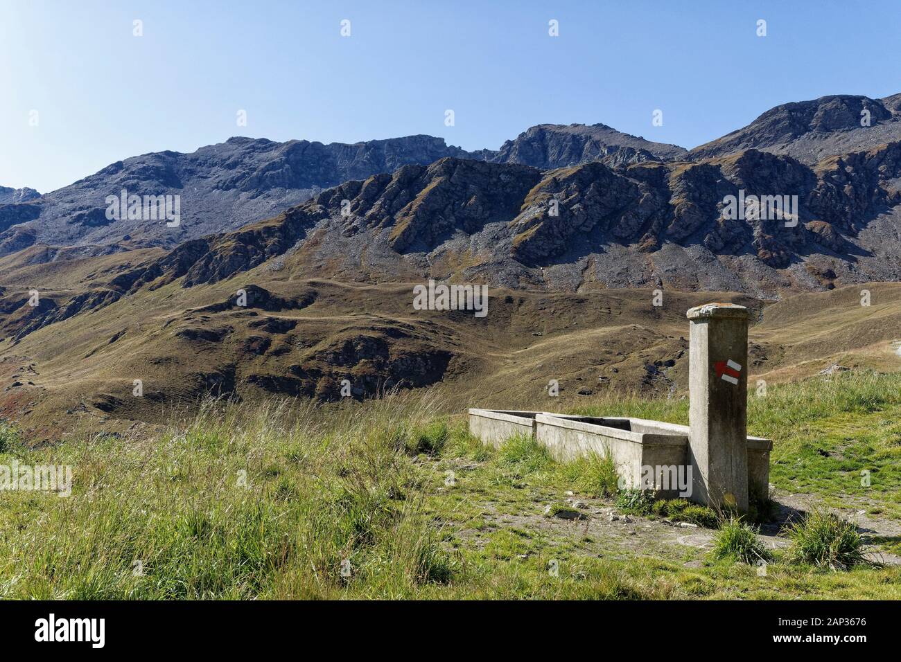 Fontana sull'alpage de Torrent, Val de Moiry, Grimentz, Val d'Anniviers, Vallese, Svizzera Foto Stock