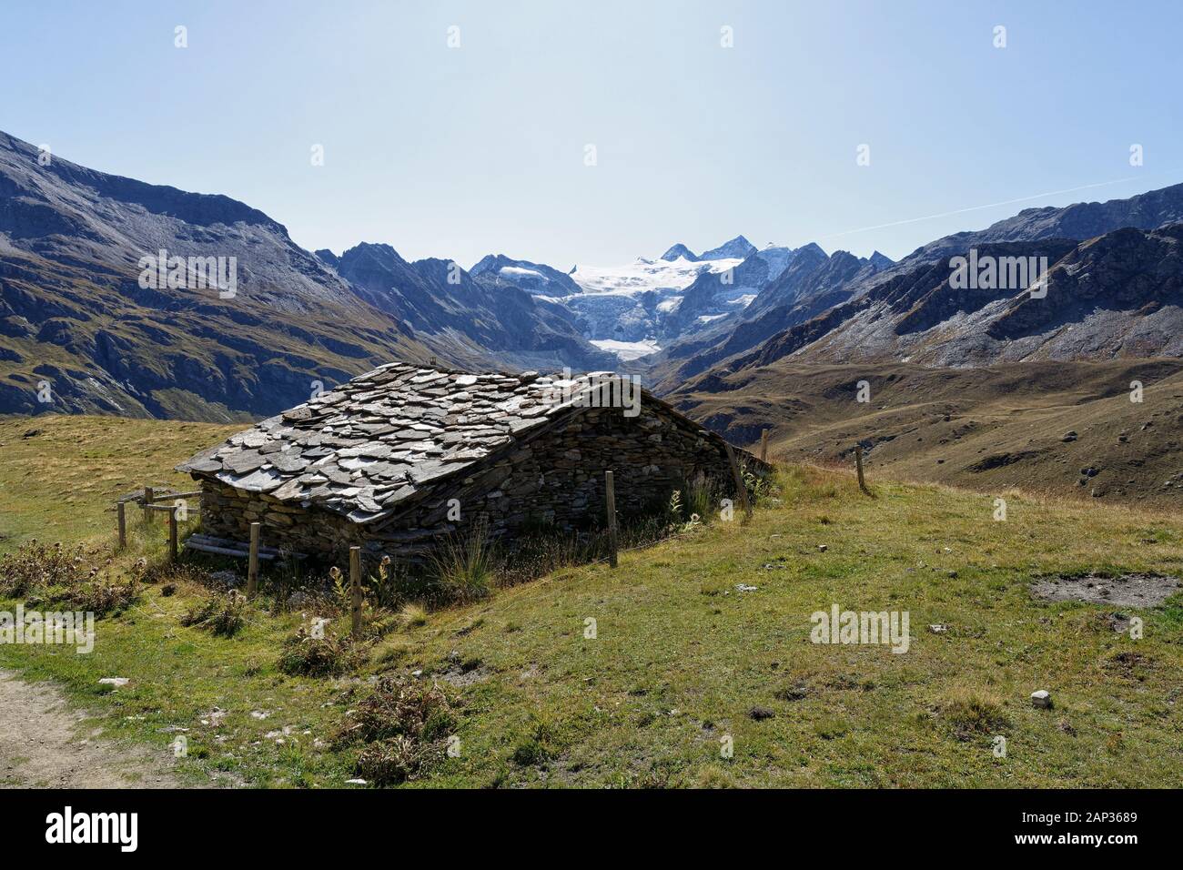 Piccolo capanno in pietra sull'Alpage de Torrent con vista sul Lac de Moiry e sul ghiacciaio di Moiry, Val de Moiry, Val d'Anniviers, Vallese, Svizzera Foto Stock