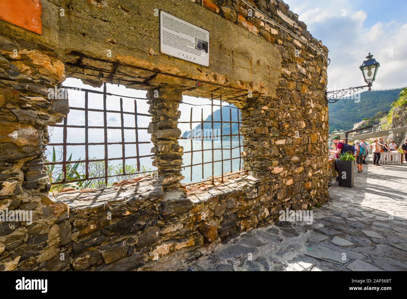 I turisti stop per godere la vista del mare Ligure sul percorso a piedi tra le vecchie e nuove sezioni di Monterosso Al Mare, Cinque Terre, Italia Foto Stock