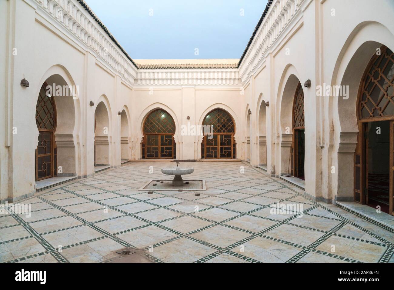 Interno della Moschea ben Salah a Medina, Marrakech prima del tramonto Foto Stock