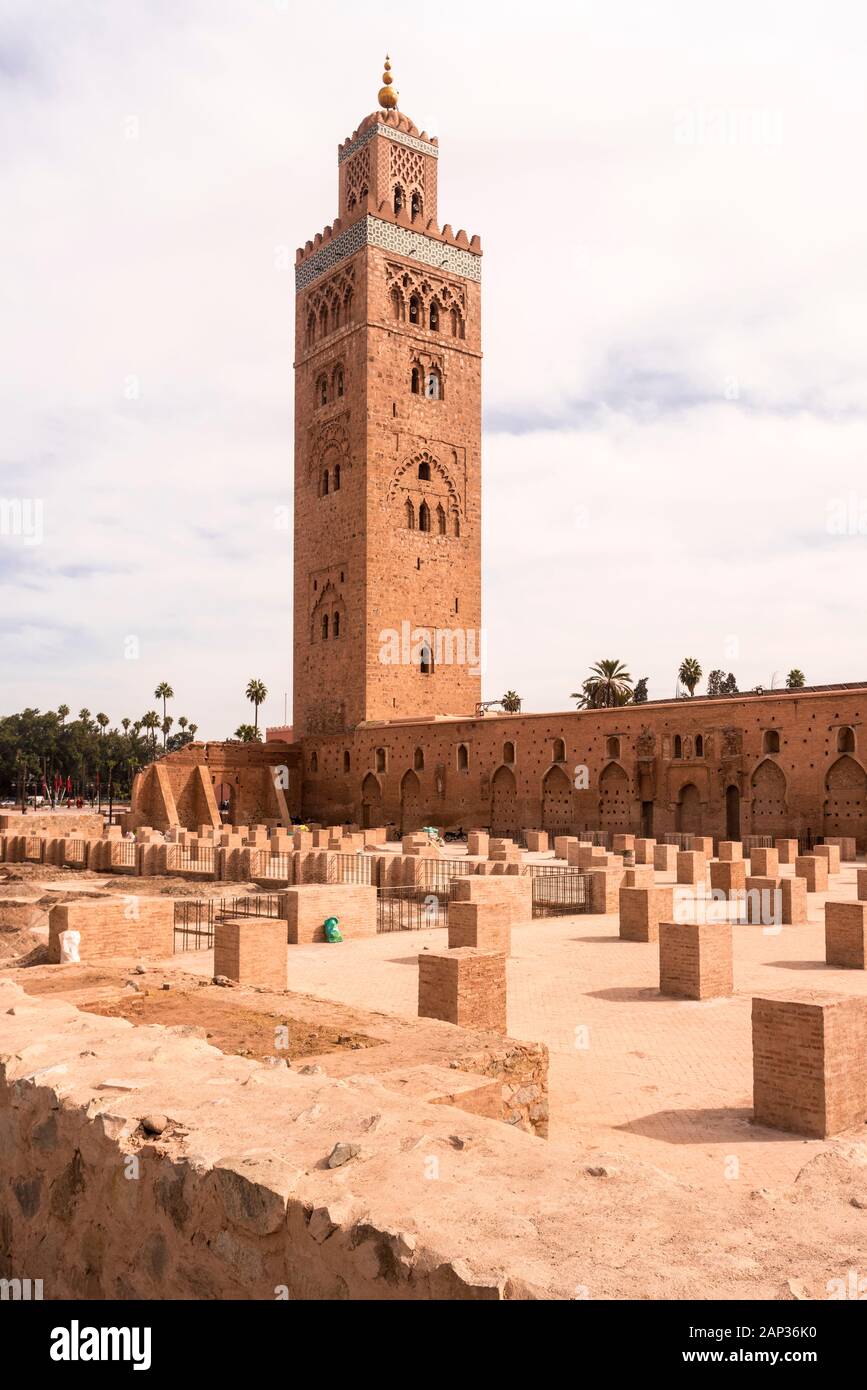 Moschea e minareto di Kotoubia e le rovine sul lato della moschea Foto Stock