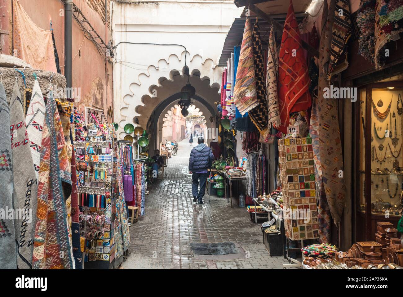 Passaggio a Medina con negozi di souvenir a Medina, Marrakech Foto Stock