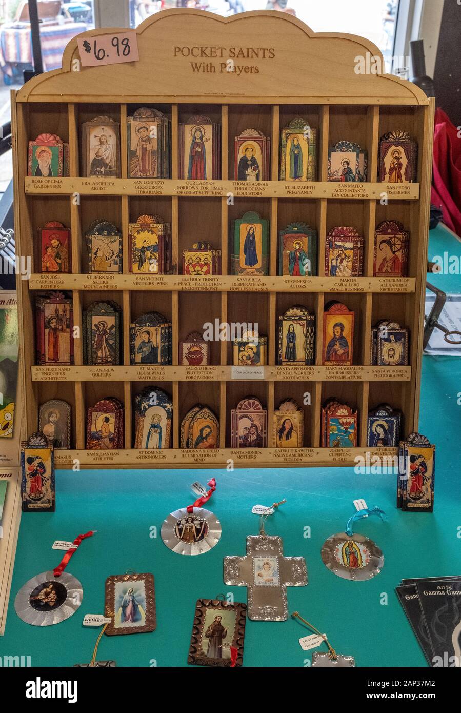 'Pocket Saints' con preghiere vendute nel centro storico di Albuquerque, New Mexico Foto Stock