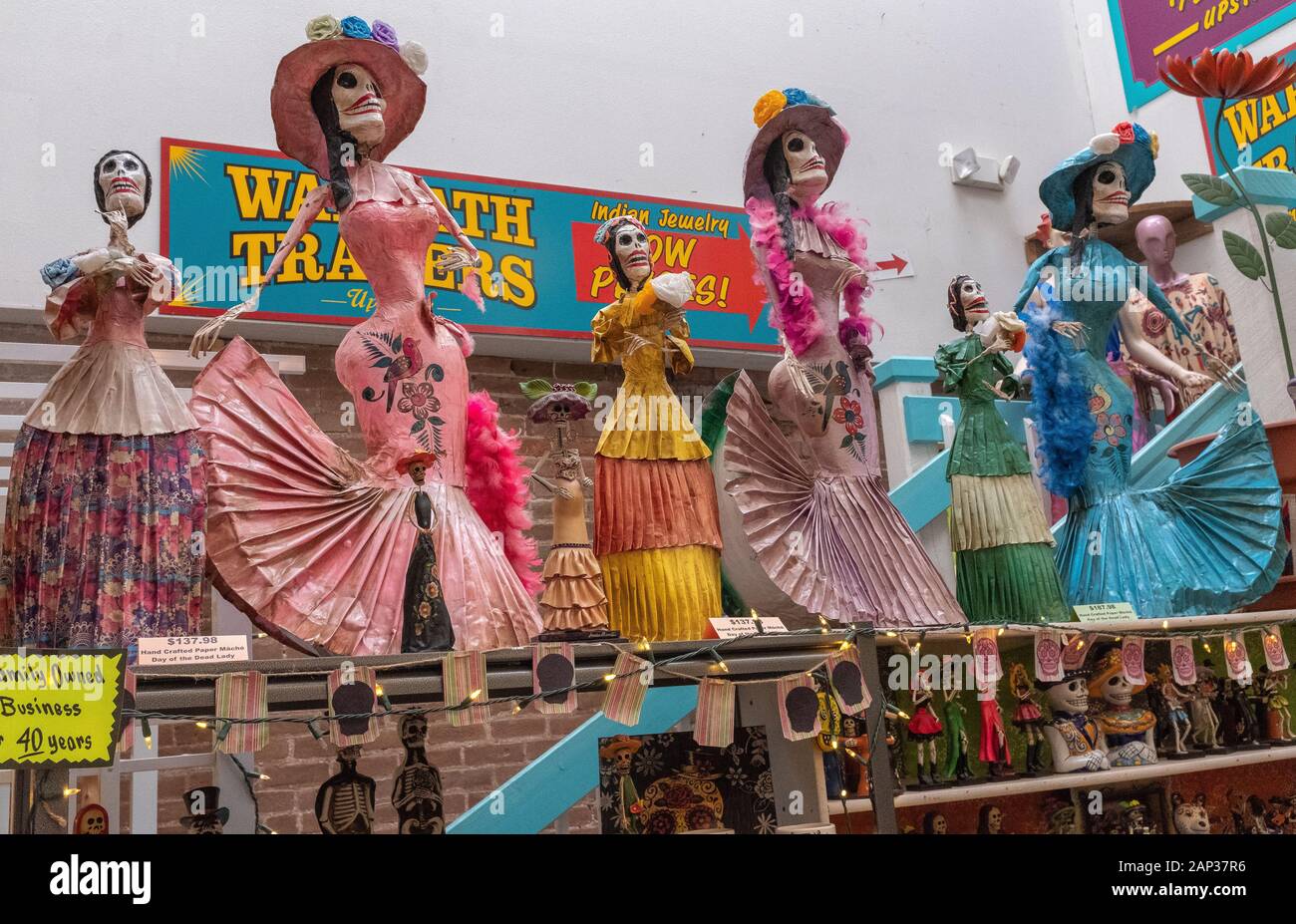 Cartapesta artigianale 'Day of the Dead' Signore in vendita nella città vecchia di Albuquerque, New Mexico Foto Stock