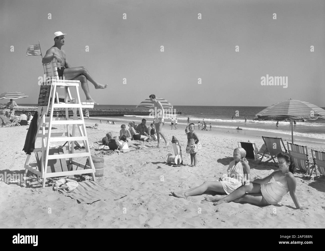 Spiaggia Scena, Surf Club, Atlantic Beach, Long Island, New York, USA, fotografia di Gottscho-Schleisner, Agosto 1947 Foto Stock
