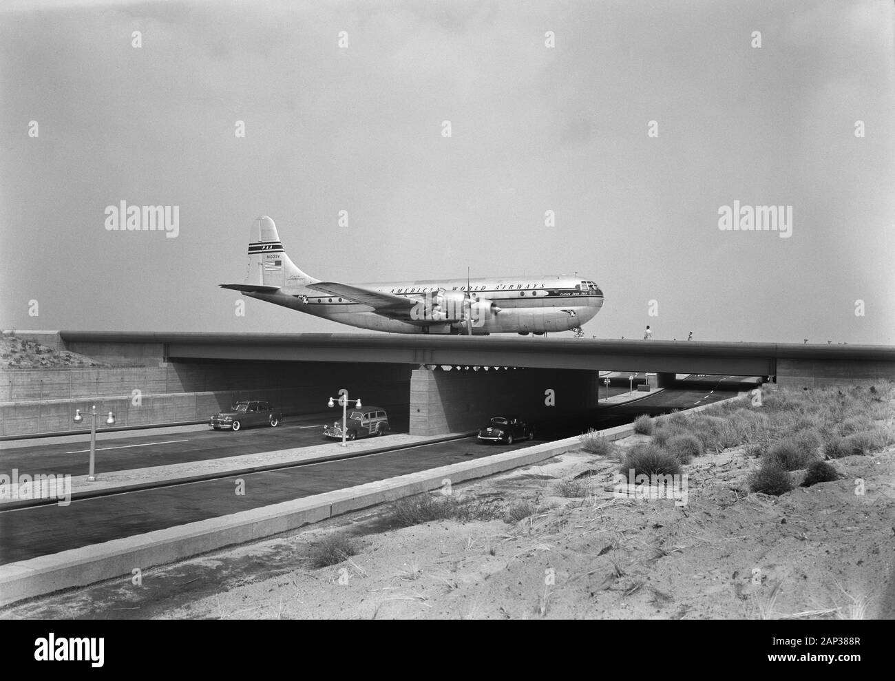 Aeroplano attraversando il ponte, Edoardo Vianello aeroporto, ora noto come John F. Kennedy International Airport, Queens, a New York, USA, fotografia di Gottscho-Schleisner, Agosto 1949 Foto Stock
