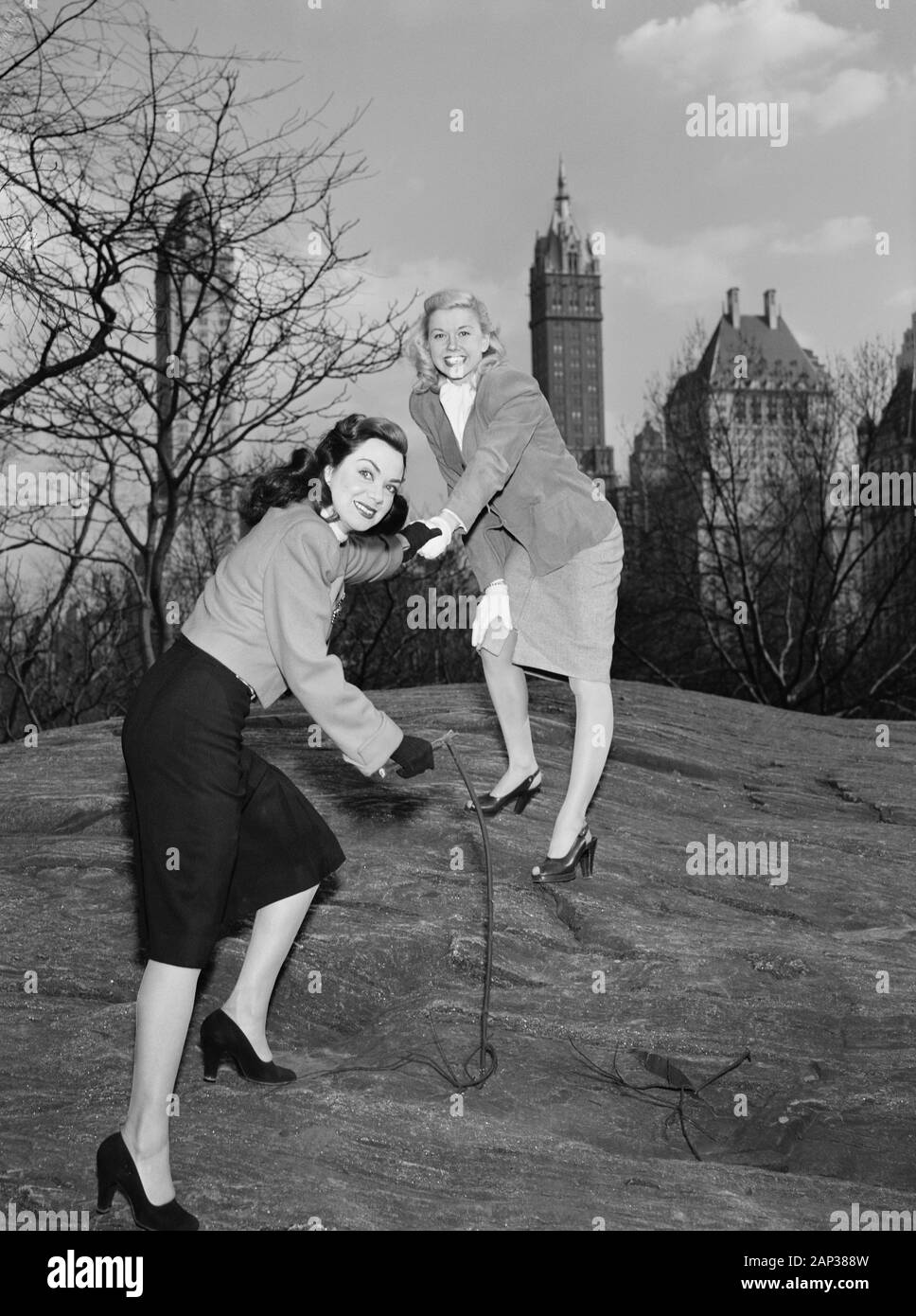 Doris Day e Kitty Kallen, Central Park, New York New York, Stati Uniti d'America, fotografia di William P. Gottlieb, Aprile 1947 Foto Stock