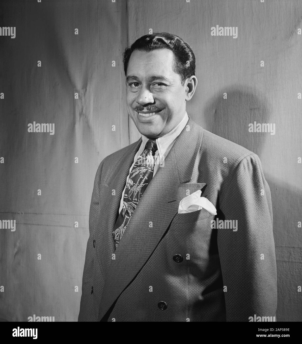 Cab Calloway (1907-1994), American Jazz cantante, ballerina e bandleader, Half-Length ritratto, New York New York, Stati Uniti d'America, fotografia di William P. Gottlieb Marzo 1947 Foto Stock