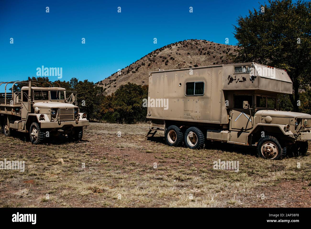 vecchi veicoli militari parcheggiati in un campo Foto Stock