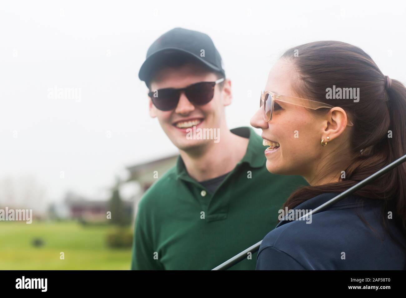 coppia giovane che gioca a golf insieme Foto Stock