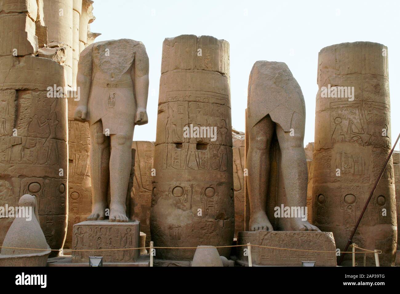 L'Egitto,Luxor, Tempio di Luxor,معبد الاقصر; Tebe; Karnak; rotture di colonne e statue con incisioni e geroglifici. Foto Stock