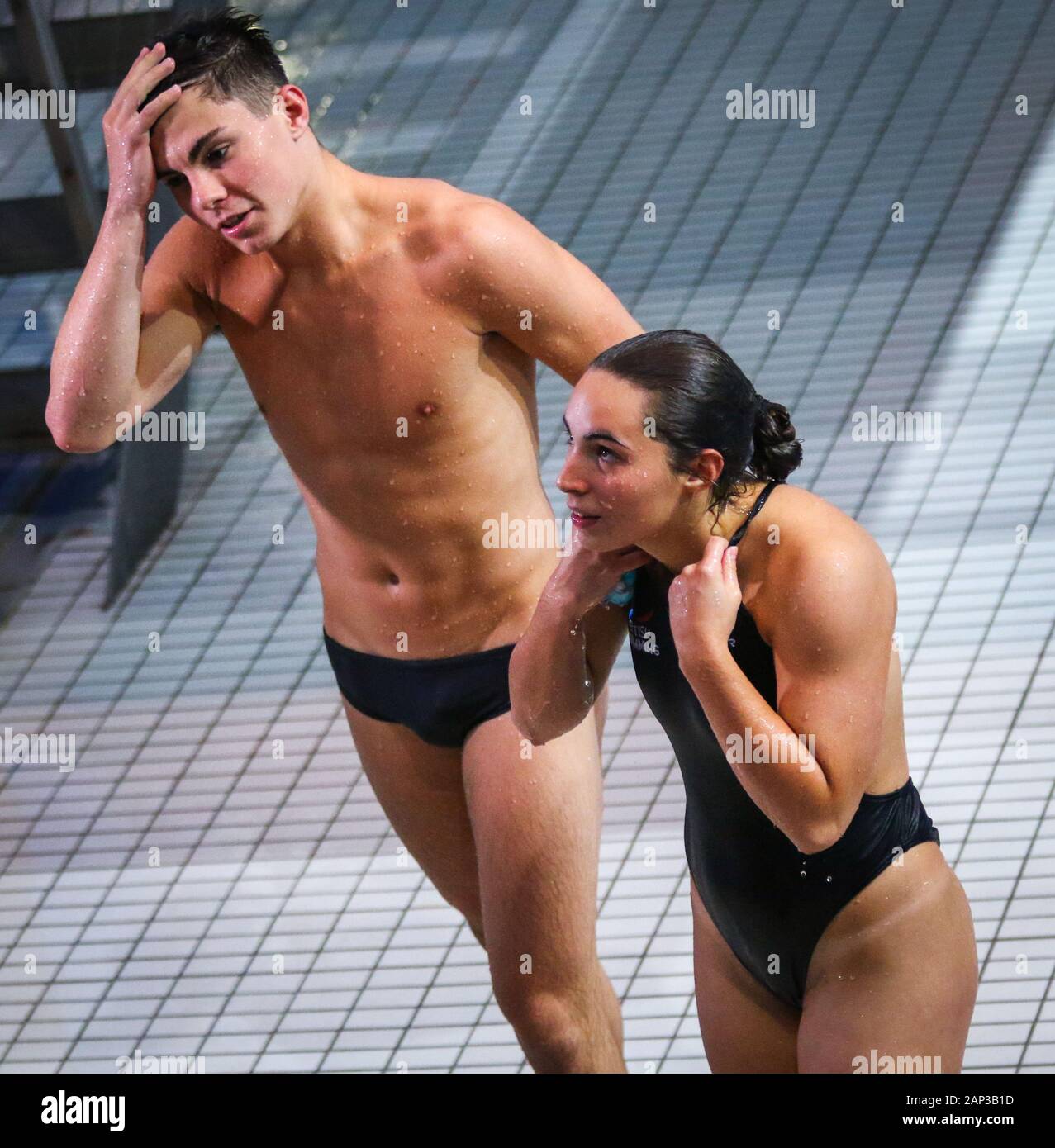 Kiev, Ucraina - 6 agosto 2019: Scarlett MEW-JENSEN E Matthew Dixon di Gran Bretagna reagiscono su di loro saltare durante miscelati 3m Synchro finale del 2019 Europeo Campionato di immersioni a Kiev, Ucraina Foto Stock