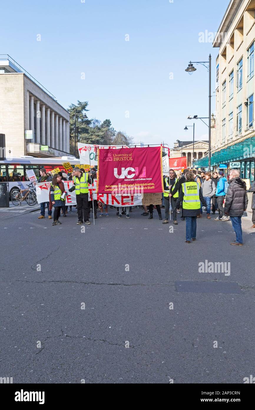 Colpisce il personale universitario e i loro sostenitori marzo attraverso le strade della città di Bristol, Regno Unito il 22 febbraio 2018. L'Università e College di unione (UCU) aveva chiamato i suoi membri in sciopero per protestare contro i cambiamenti proposti al loro regime pensionistico. Foto Stock