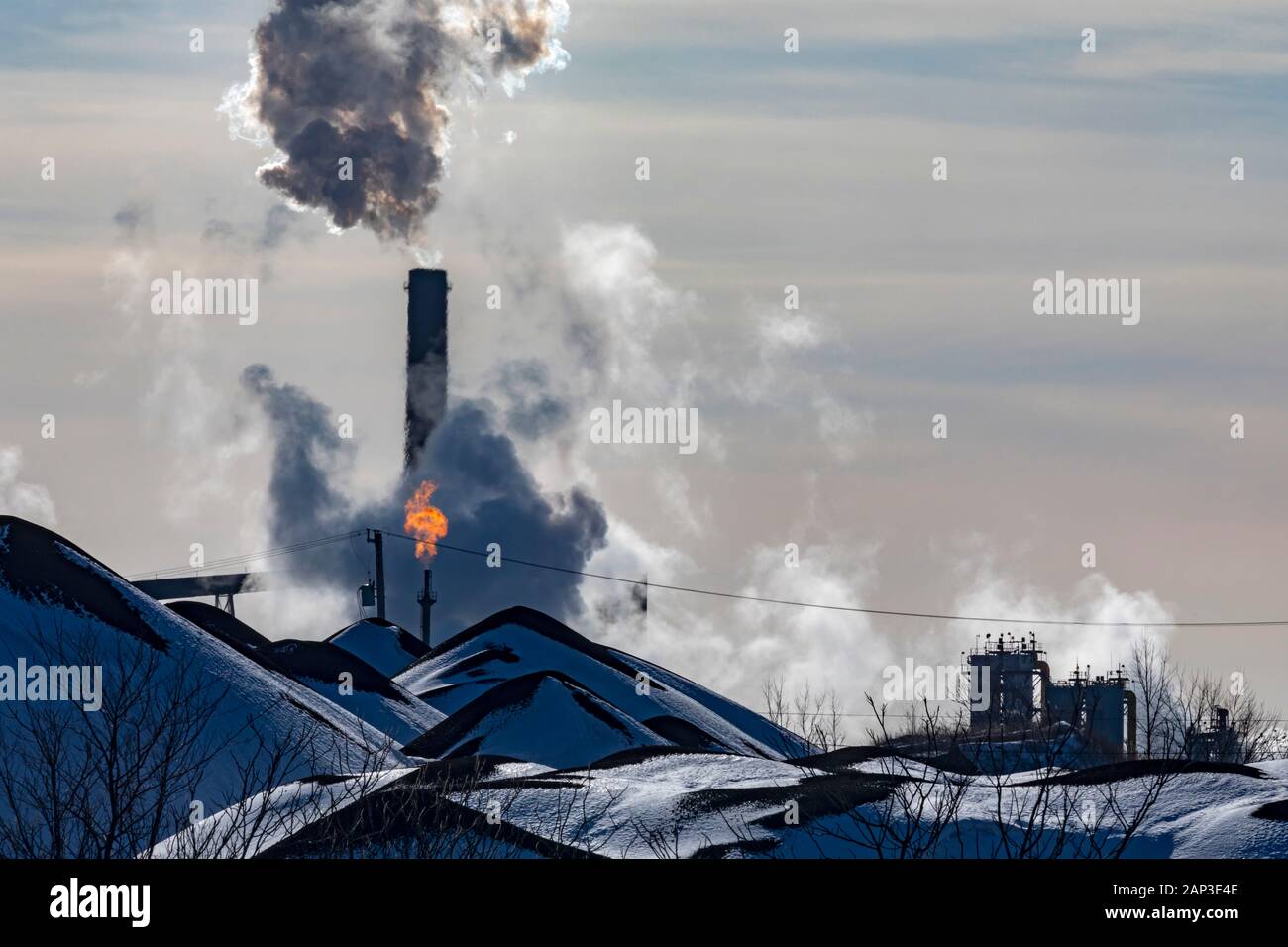 River Rouge, Michigan - Pile di carbone con gli Stati Uniti impianto siderurgico sulla isola di Zugo, parte della società grandi laghi opere. Noi di piani in acciaio per chiudere Foto Stock