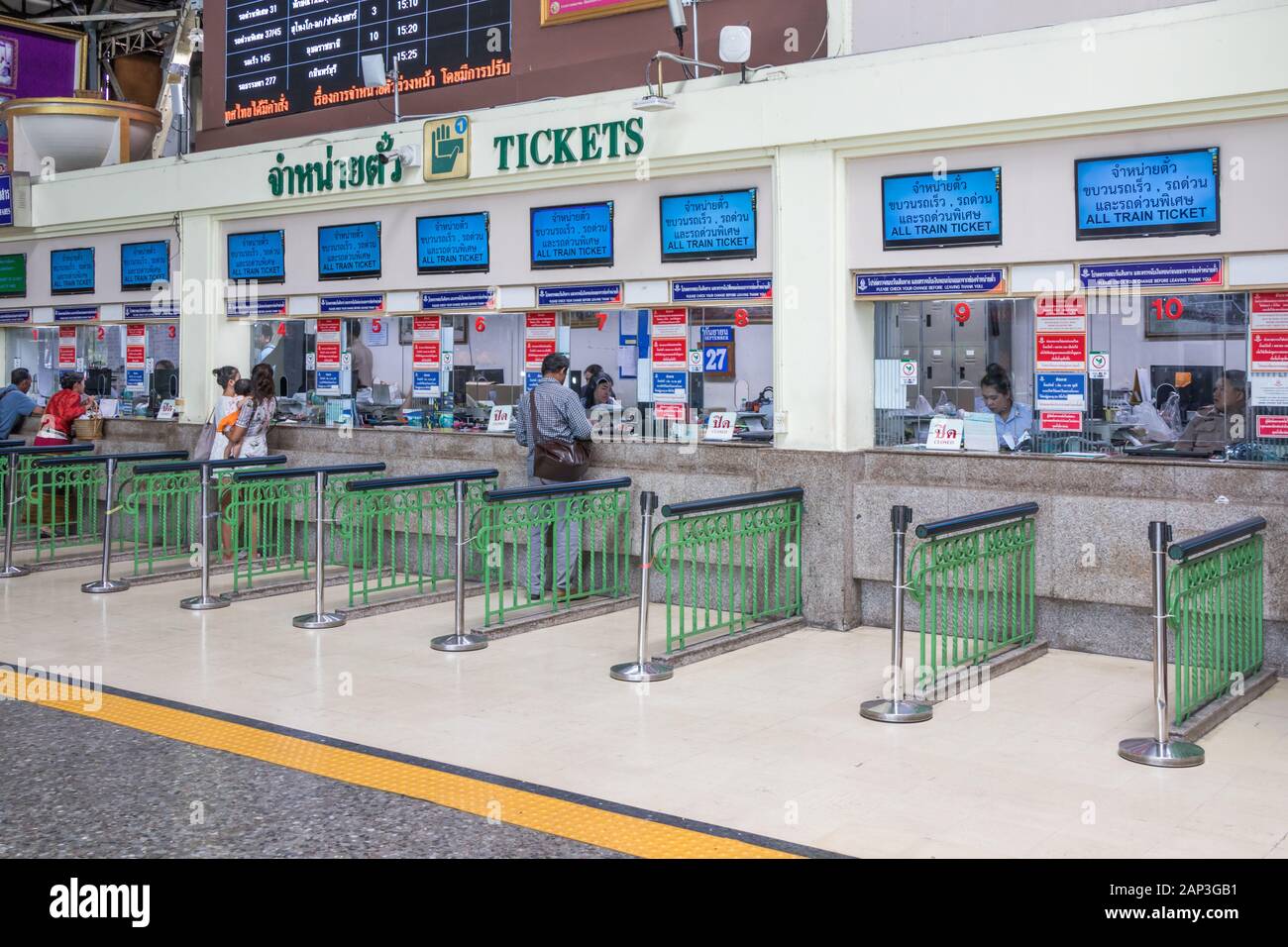 Bangkok, Tailandia - 27 Settembre 2018: Hua Lamphong stazione ferroviaria ticker contatore. I treni partono qui per il nord e per il sud della Thailandia. Foto Stock