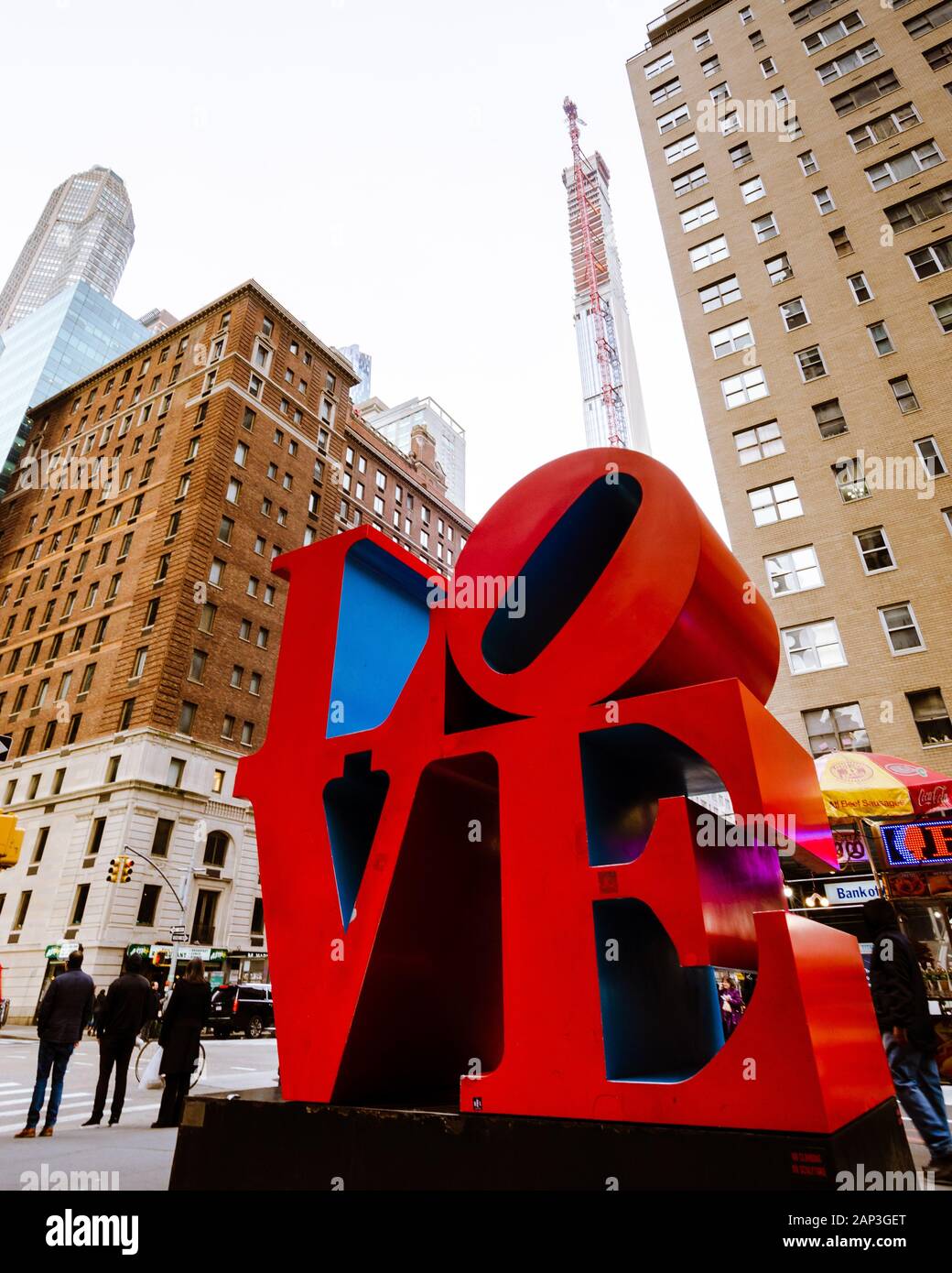 Vista ad ampio angolo della famosa Love Sculpture a Manhattan a New York City situata sulla W 55th St &, 6th Ave - New York, NY Foto Stock
