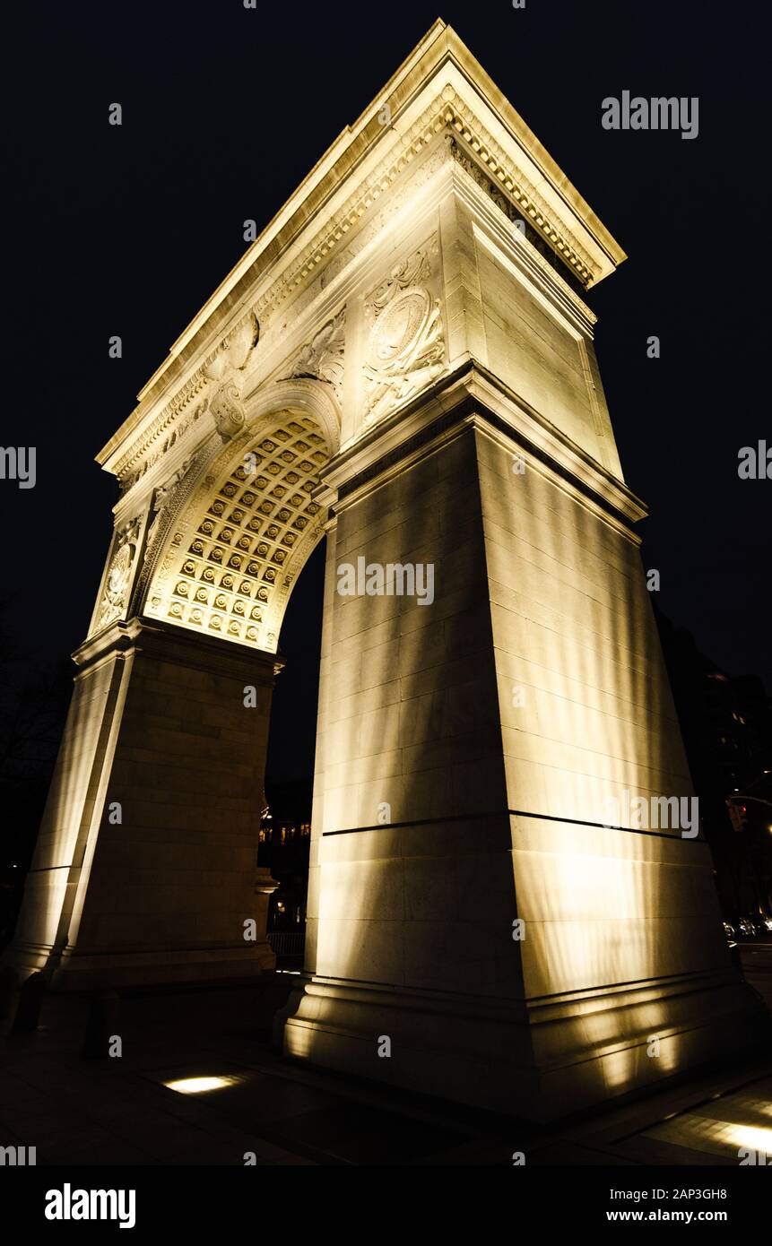 Vista Laterale di Wide Angle del Washington Square Arch illuminata di notte a Manhattan, New York, NY Foto Stock