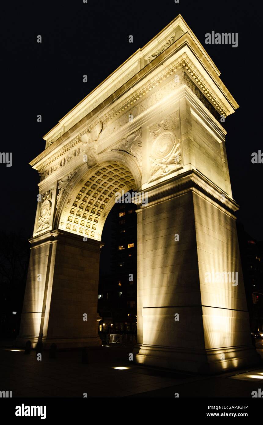 Vista laterale del Washington Square Arch illuminata di notte a Manhattan, New York, NY Foto Stock