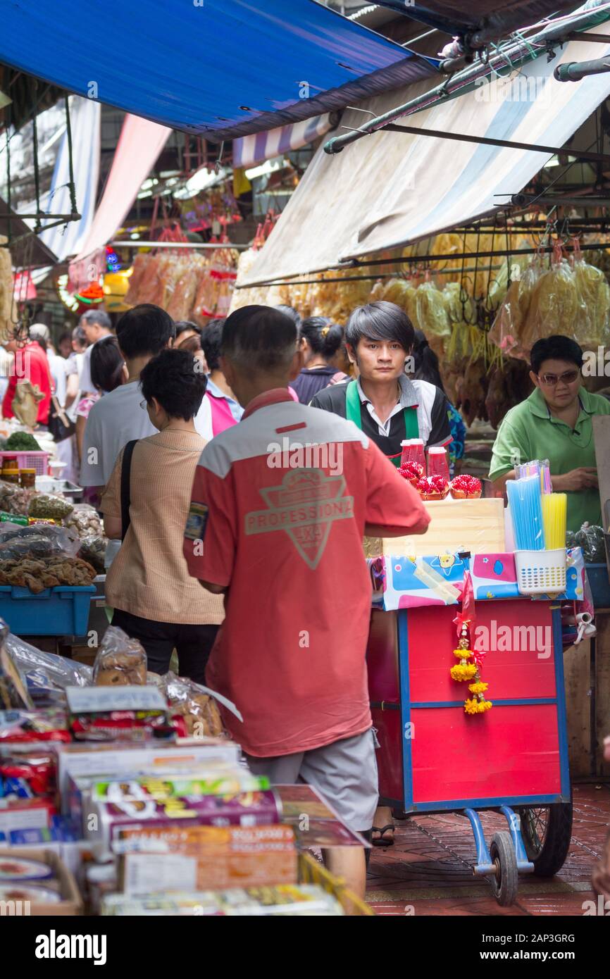 Bangkok, Thailand-Sep xvii 2012: Occupato Sampeng Lane in Chinatown. La zona è una delle parti più antiche di Bangkok. Foto Stock